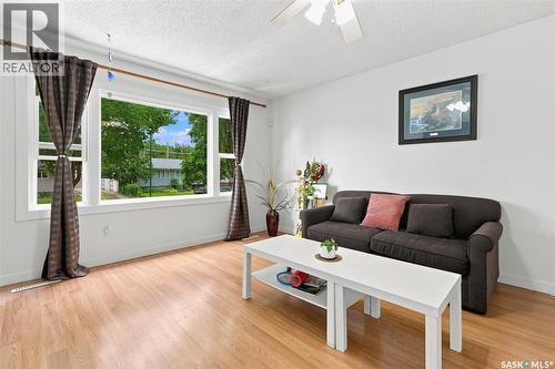 1709 2Nd Avenue N, Saskatoon, SK - Indoor Photo Showing Living Room