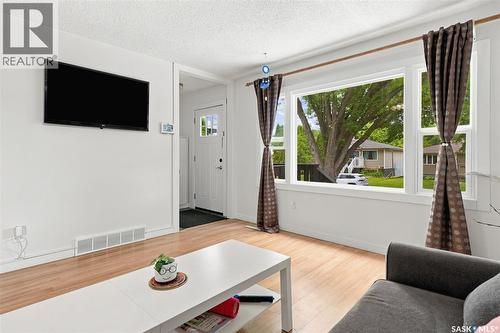 1709 2Nd Avenue N, Saskatoon, SK - Indoor Photo Showing Living Room