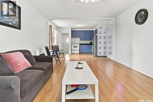 1709 2Nd Avenue N, Saskatoon, SK - Indoor Photo Showing Living Room