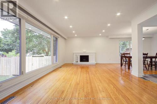 3456 Riverspray Crescent, Mississauga, ON - Indoor Photo Showing Living Room With Fireplace