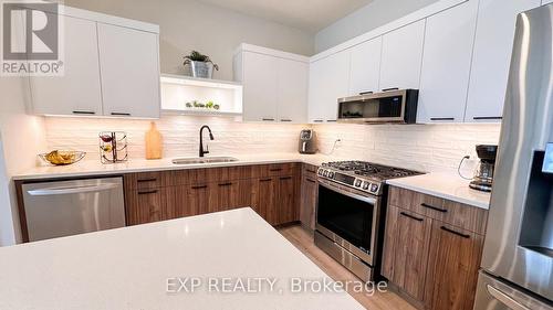 6 Evylean Court, St. Thomas, ON - Indoor Photo Showing Kitchen With Double Sink With Upgraded Kitchen