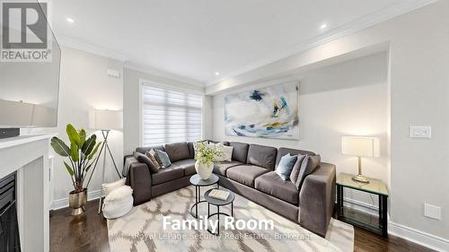 1830 Burnhamthorpe Road E, Mississauga, ON - Indoor Photo Showing Living Room