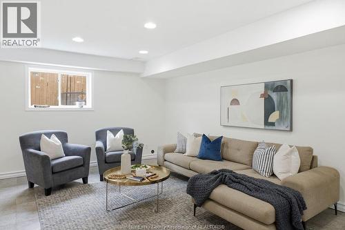 9553 Manitou, Windsor, ON - Indoor Photo Showing Living Room