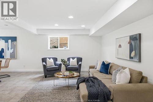 9553 Manitou, Windsor, ON - Indoor Photo Showing Living Room