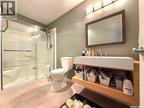 9 1St Avenue, Battleford, SK - Indoor Photo Showing Bathroom