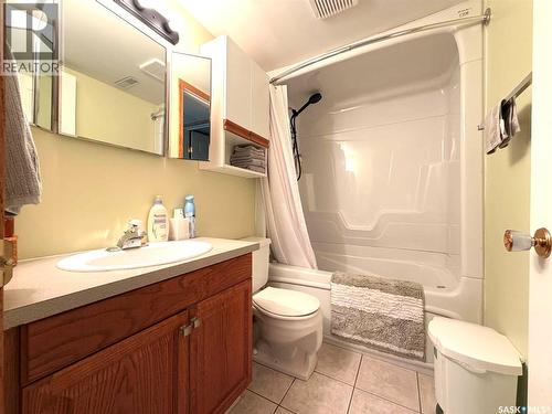 9 1St Avenue, Battleford, SK - Indoor Photo Showing Bathroom