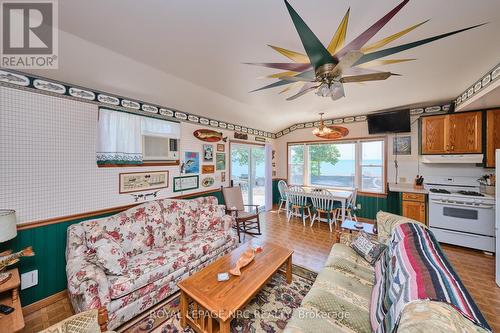 5 Mohawk Point Road, Haldimand, ON - Indoor Photo Showing Living Room