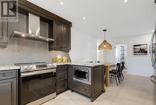 336 Tuck Drive, Burlington, ON - Indoor Photo Showing Kitchen With Upgraded Kitchen