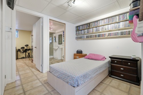 Salle familiale - 437 Rue Marchand, Mascouche, QC - Indoor Photo Showing Bedroom