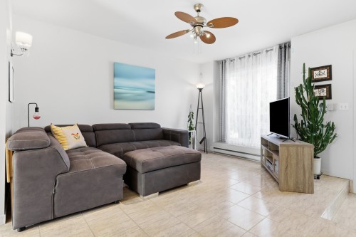 Salon - 437 Rue Marchand, Mascouche, QC - Indoor Photo Showing Living Room