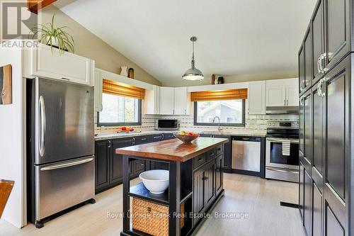 156 Acton Road, Uxbridge, ON - Indoor Photo Showing Kitchen With Upgraded Kitchen