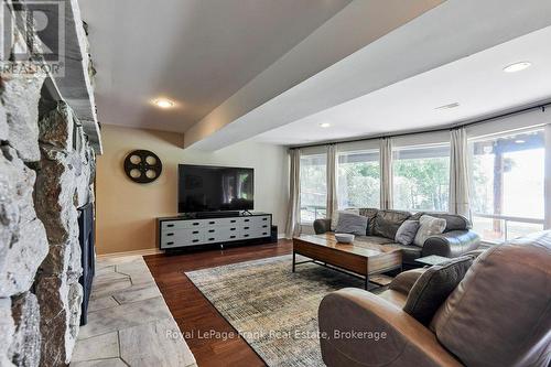 156 Acton Road, Uxbridge, ON - Indoor Photo Showing Living Room