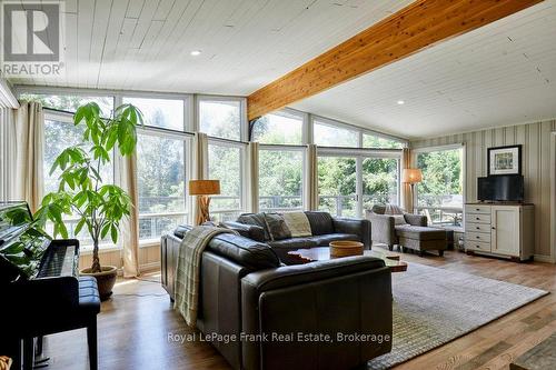 156 Acton Road, Uxbridge, ON - Indoor Photo Showing Living Room