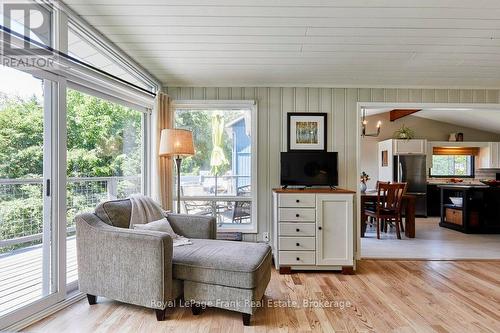 156 Acton Road, Uxbridge, ON - Indoor Photo Showing Living Room