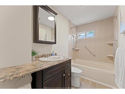920 Louis, Windsor, ON - Indoor Photo Showing Bathroom