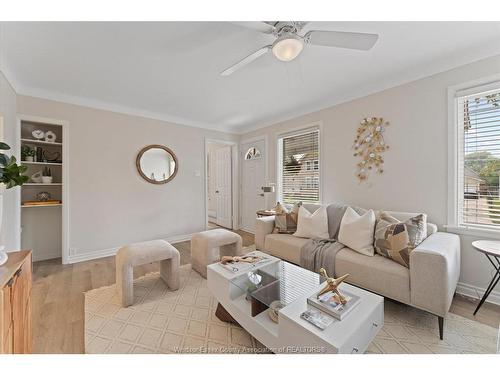 920 Louis, Windsor, ON - Indoor Photo Showing Living Room