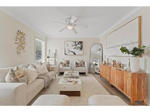 920 Louis, Windsor, ON - Indoor Photo Showing Living Room