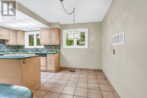 2529 Claymore Crescent, Mississauga, ON - Indoor Photo Showing Kitchen