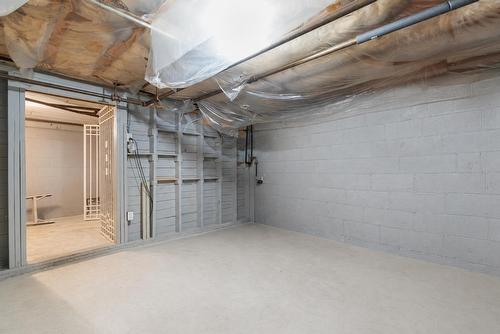 360 Wallace Street|Hope, Hope, BC - Indoor Photo Showing Garage