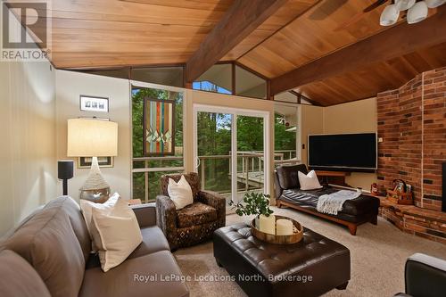 143 St Moritz Crescent, Blue Mountains, ON - Indoor Photo Showing Living Room With Fireplace