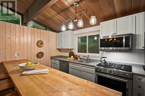 143 St Moritz Crescent, Blue Mountains, ON - Indoor Photo Showing Kitchen