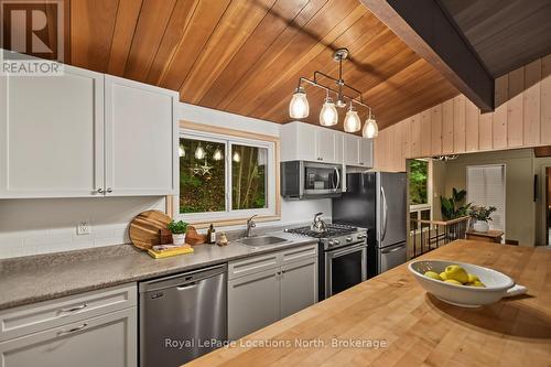143 St Moritz Crescent, Blue Mountains, ON - Indoor Photo Showing Kitchen
