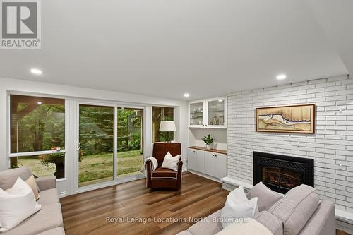 143 St Moritz Crescent, Blue Mountains, ON - Indoor Photo Showing Living Room With Fireplace