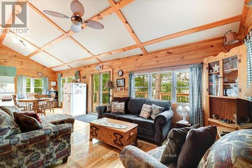 91 Ups & Downs Lane, South Algonquin, ON - Indoor Photo Showing Living Room