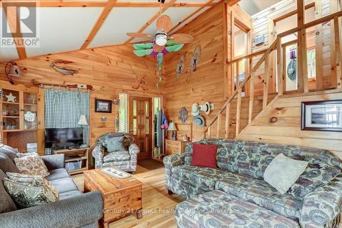 91 Ups & Downs Lane, South Algonquin, ON - Indoor Photo Showing Living Room
