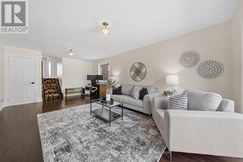 8280 Albert Court, Hamilton Township, ON - Indoor Photo Showing Living Room