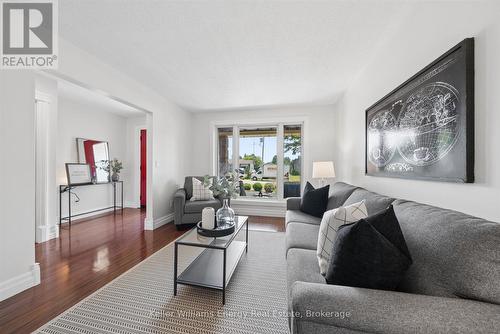 8280 Albert Court, Hamilton Township, ON - Indoor Photo Showing Living Room