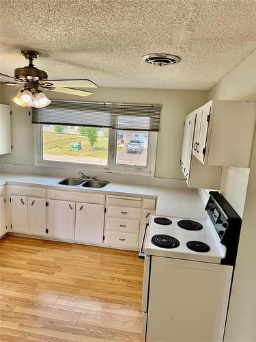 819 5Th Avenue, Reston, MB - Indoor Photo Showing Kitchen With Double Sink