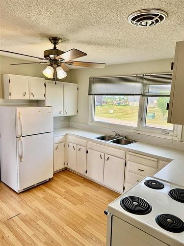 819 5Th Avenue, Reston, MB - Indoor Photo Showing Kitchen With Double Sink