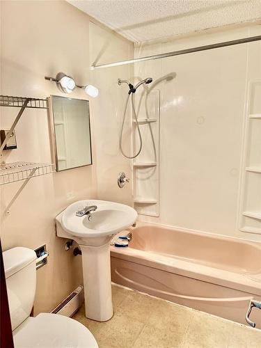 819 5Th Avenue, Reston, MB - Indoor Photo Showing Bathroom