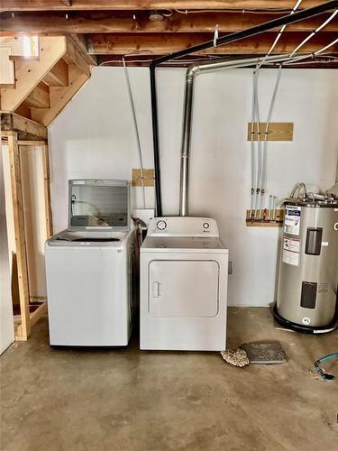 819 5Th Avenue, Reston, MB - Indoor Photo Showing Laundry Room