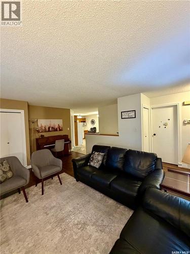 511 Macmillan Street, Hudson Bay, SK - Indoor Photo Showing Living Room