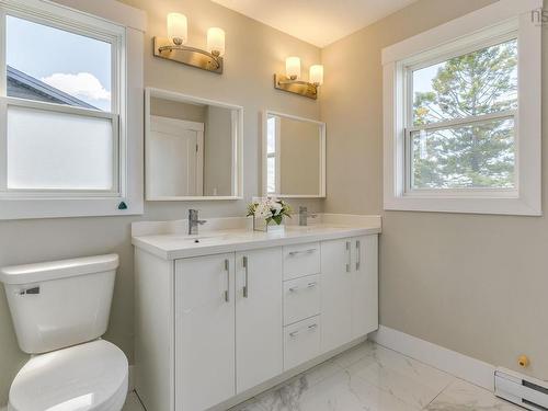 60 Higgins Avenue, Beechville, NS - Indoor Photo Showing Bathroom