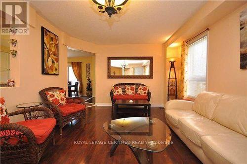 426 Orange Walk Crescent, Mississauga, ON - Indoor Photo Showing Living Room