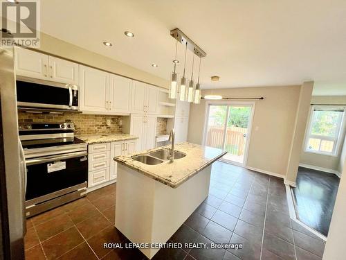 426 Orange Walk Crescent, Mississauga, ON - Indoor Photo Showing Kitchen With Double Sink