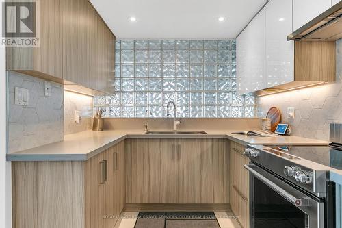 Ph04 - 99 Harbour Square, Toronto, ON - Indoor Photo Showing Kitchen
