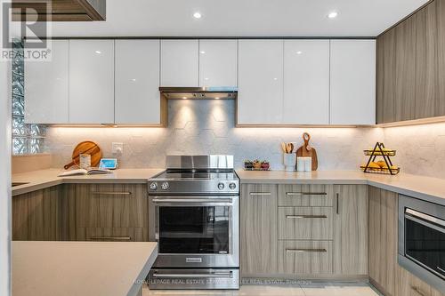 Ph04 - 99 Harbour Square, Toronto, ON - Indoor Photo Showing Kitchen With Upgraded Kitchen