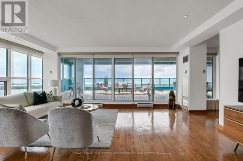 Ph04 - 99 Harbour Square, Toronto, ON - Indoor Photo Showing Living Room