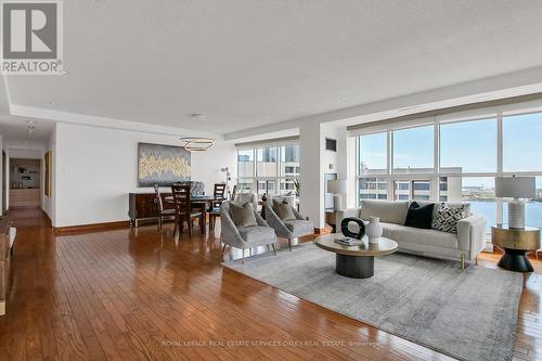 Ph04 - 99 Harbour Square, Toronto, ON - Indoor Photo Showing Living Room