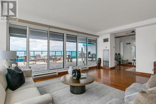 Ph04 - 99 Harbour Square, Toronto, ON - Indoor Photo Showing Living Room