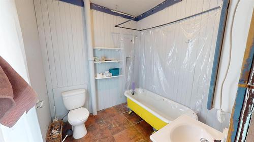 305 4Th Avenue, Cranbrook, BC - Indoor Photo Showing Bathroom