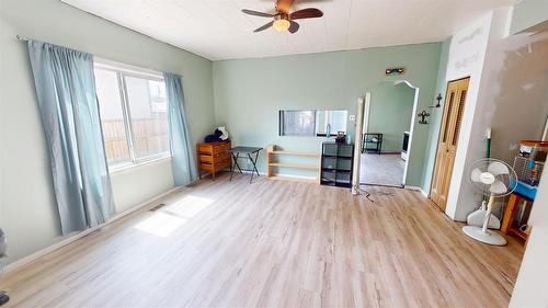 305 4Th Avenue, Cranbrook, BC - Indoor