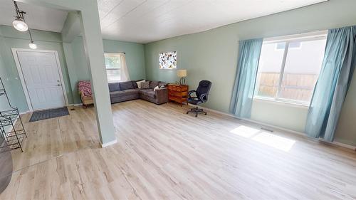 305 4Th Avenue, Cranbrook, BC - Indoor