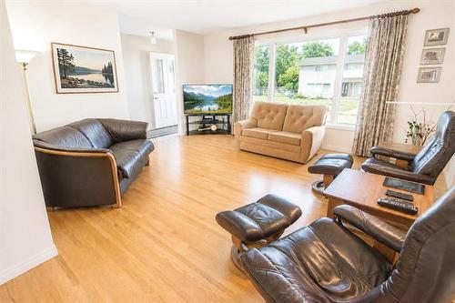 14 Lansdowne Ave, Pinawa, MB - Indoor Photo Showing Living Room