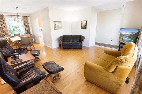 14 Lansdowne Ave, Pinawa, MB - Indoor Photo Showing Living Room