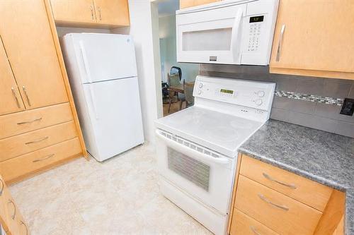 14 Lansdowne Ave, Pinawa, MB - Indoor Photo Showing Kitchen